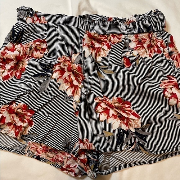 Miss Selfie size medium floral stripped high waisted shorts - Picture 2 of 4